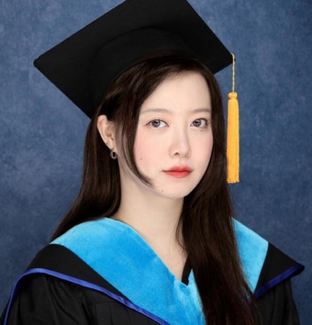 배우 구혜선(41)이 KAIST 과학저널리즘대학원 석사 논문 심사를 통과해 조기 졸업한다고 밝혔다.
논문 제목은 ‘제5의 벽: 재투사로 형성된 1인 미디어 시대’.
구혜선은 “다음은 박사?!”라며 소감을 전했다.