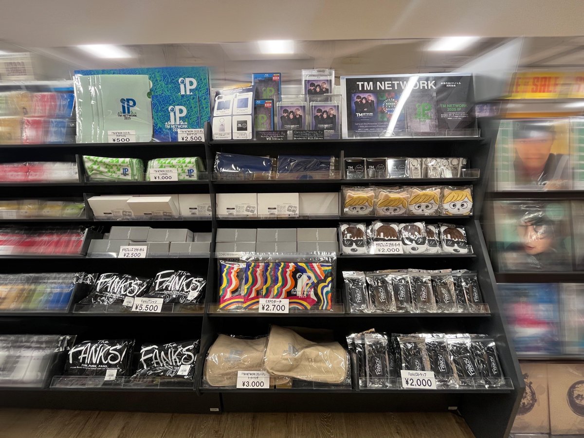 【#TMNETWORK】

『Carry on the Memories -3つの個性と一つの想い- / 40th Anniversary Premium Talk Session』
『TM NETWORK 2025 IP』

発売を記念して開催中のPOP UP SHOPは1/11まで❕

TM NETWORK POP UP SHOP新商品を
3,000円(税込)以上ご購入の方に先着で
オリジナルステッカーをお渡しします🌟