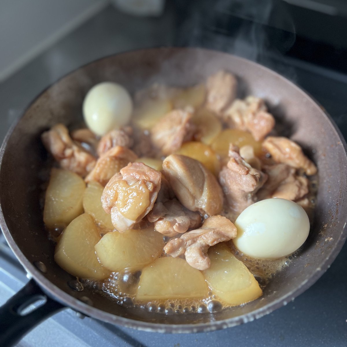 明日は帰りが遅いの確定なので、お夕飯用に鶏大根を仕込んだ。味が染みて美味しくなるはず。
今日のお夕飯のこと考えてないのが大問題…