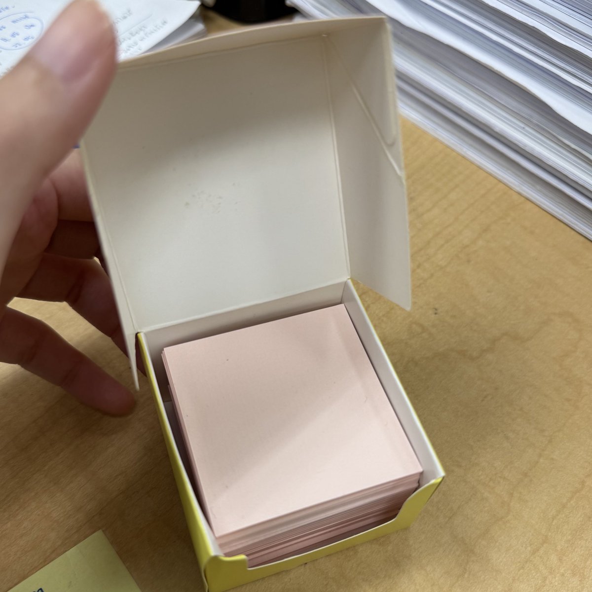 fallinginjae's tweet image. ใส่กระดาษโน้ตได้แบบพอดีเป้ะ