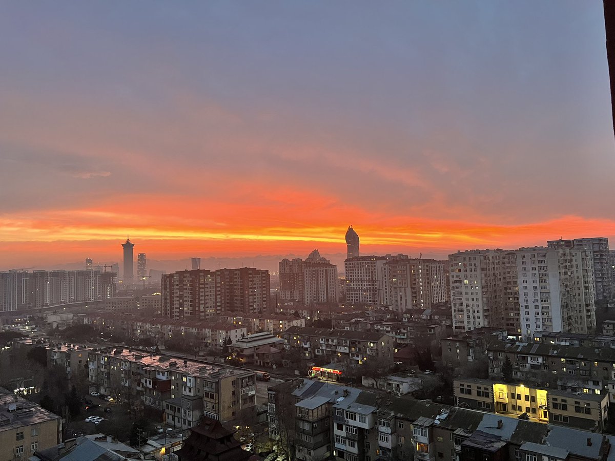 kananmehdiyev's tweet photo. Bu il də aurora görmək üçün şimala getməyi 100-cü dəfə təxirə saldıq, heç olmasa, buna baxıb, feyziyab olaq. https://t.co/eGNR1erE3e