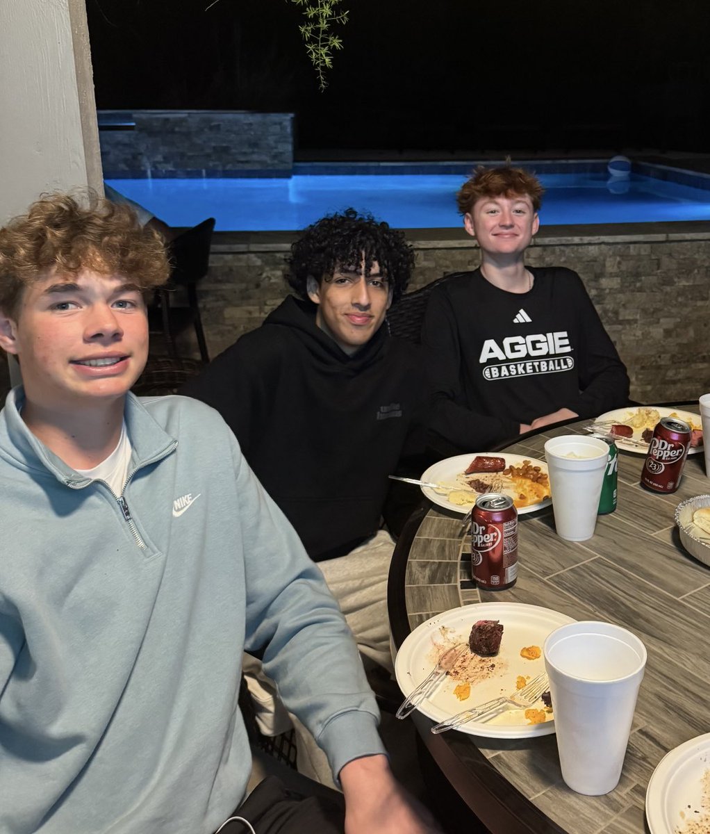 CHSBBasketball1's tweet photo. We eat together so we can battle together 🏀🫡
@canyonhscougars @AthleticsCanyon https://t.co/je2nxDhU3v