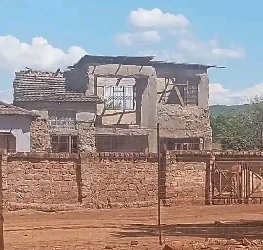 AdvoBarryRoux's tweet image. The problem with a family house is that as the lastborn who renovates the place, your sisters who didn’t  contribute anything will one day come back to insult you, saying it’s our parents’ house. You end up keeping quiet, moving out, and becoming the fool.
