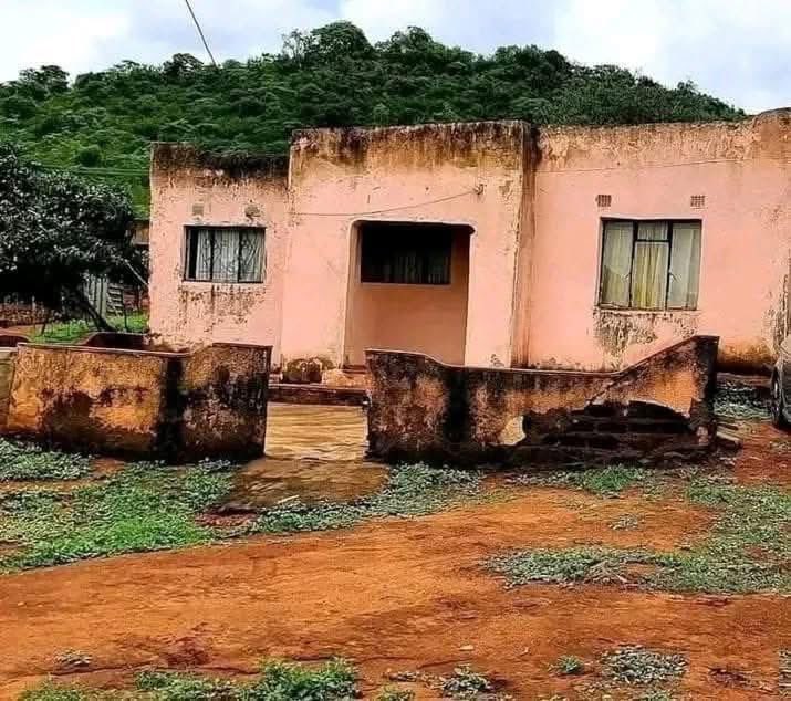 AdvoBarryRoux's tweet image. The problem with a family house is that as the lastborn who renovates the place, your sisters who didn’t  contribute anything will one day come back to insult you, saying it’s our parents’ house. You end up keeping quiet, moving out, and becoming the fool.