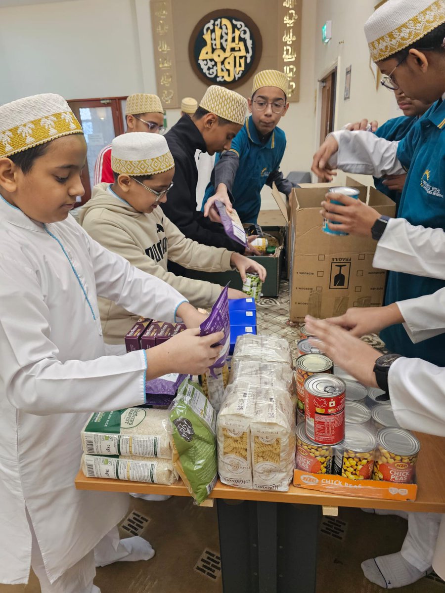 Bohras_UK's tweet photo. In #Bradford, our young volunteers came together to organise a food collection drive supporting local families in need.
Beyond donating essential food items to @bradfordcouncil Food Bank, part of @TrussellUK, the initiative also nurtured values of empathy &amp; social responsibility. https://t.co/cv9EmPvg4N