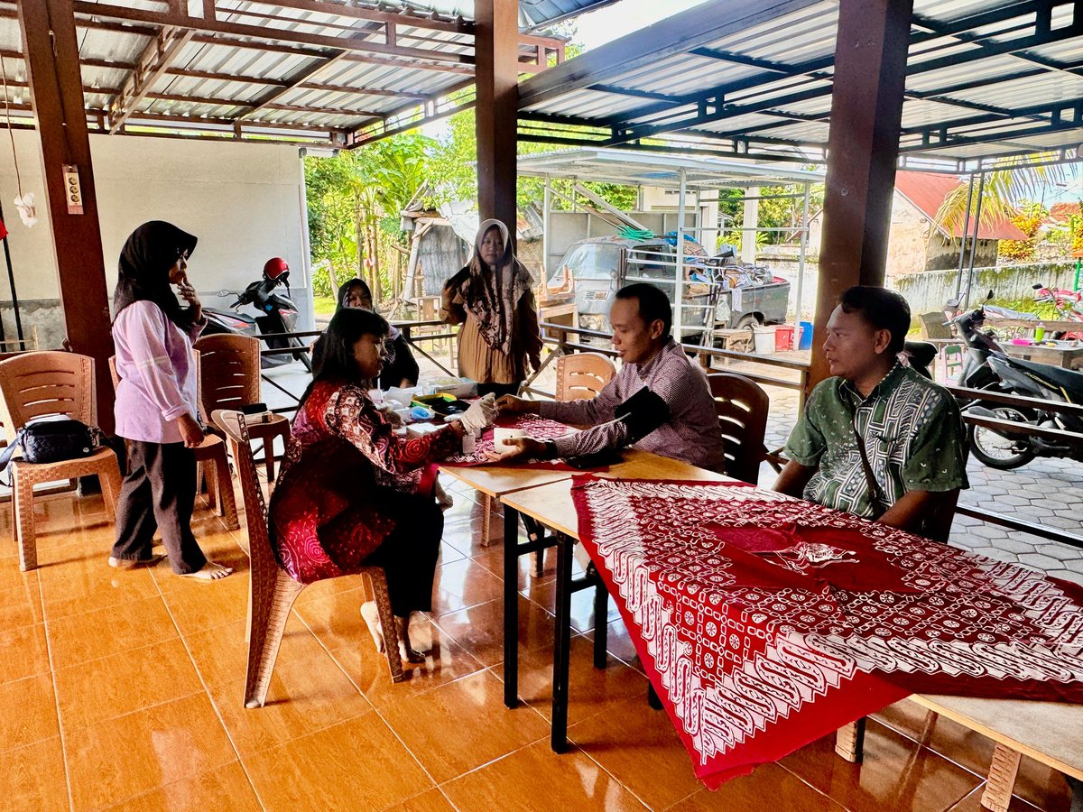 Menyerahakan bantuan alat-alat check kesehatan kepada pengurus dan kader Posyandu Dusun Tanjung Sewon Bantul. Masyarakat bisa check tensi, gula darah, asam urat dan kolesterol di Posyandu. Kebahagiaan adalah segalanya, kesehatan yang utama.  Posyandu adalah ujung tombak