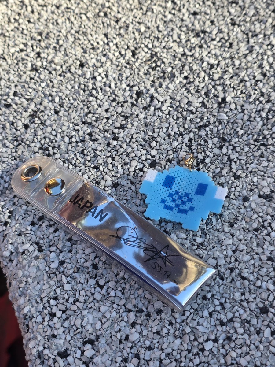 SUPER JUNIOR　銀テープ 新大久保 皆中稲荷神社の境内にSUPER JUNIORさんと思われる銀テープ