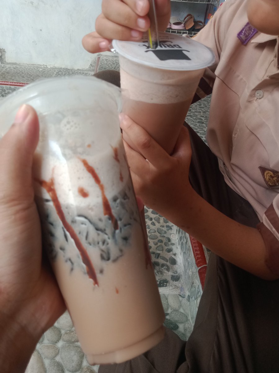 Tiba-tiba bgt adikku pulang jumatan ngasih es ke aku,  tumben bgt katanya dia beli dua satu buat aku :) terharu