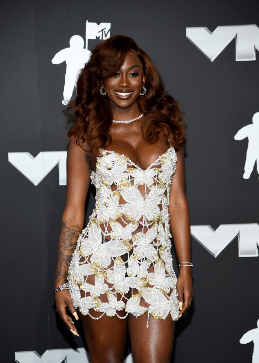 XXL's tweet image. Happy birthday, @_FloMilli ! 🎉

What’s her best song?