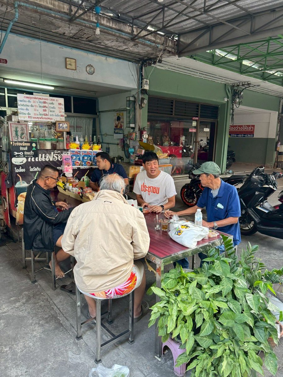 [ ปั่นจักรยานหาเสียง ซอยจรัญ 35 เขตบางกอกน้อย
วันนี้ไม่ได้มาแค่ทักทาย แต่มาฟังจริง ๆ ]
.
ซอยนี้ลึกมาก และซอยเยอะ การปั่นจักรยานเข้าซอยเล็ก ๆ ทำให้ผมเห็นปัญหาที่รถยนต์เข้าไม่ถึง
หนึ่งในเรื่องที่ชาวบ้านพูดเหมือนกันหลายหลัง คือ
หมู่บ้านเอกชนเก่า ที่ถูกทอดทิ้ง ไม่มีใครดูแล
.
ถนนพัง