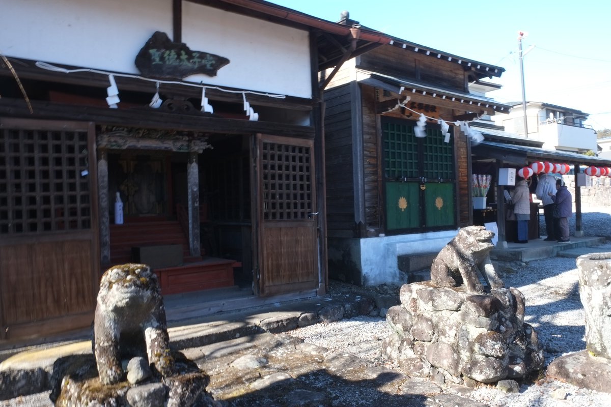 本日、観音寺 虚空蔵堂（こくうぞうどう）では縁日が開催されています。日光東町を古くから守る神仏習合の鎮守で、丑年・寅年生まれの方の守り本尊として親しまれています。境内には露店も出ていますので、ぜひお参りください。#日光 #虚空蔵堂 #観音寺 #県指定等文化財
nikko.4-seasons.jp/info/news_deta…