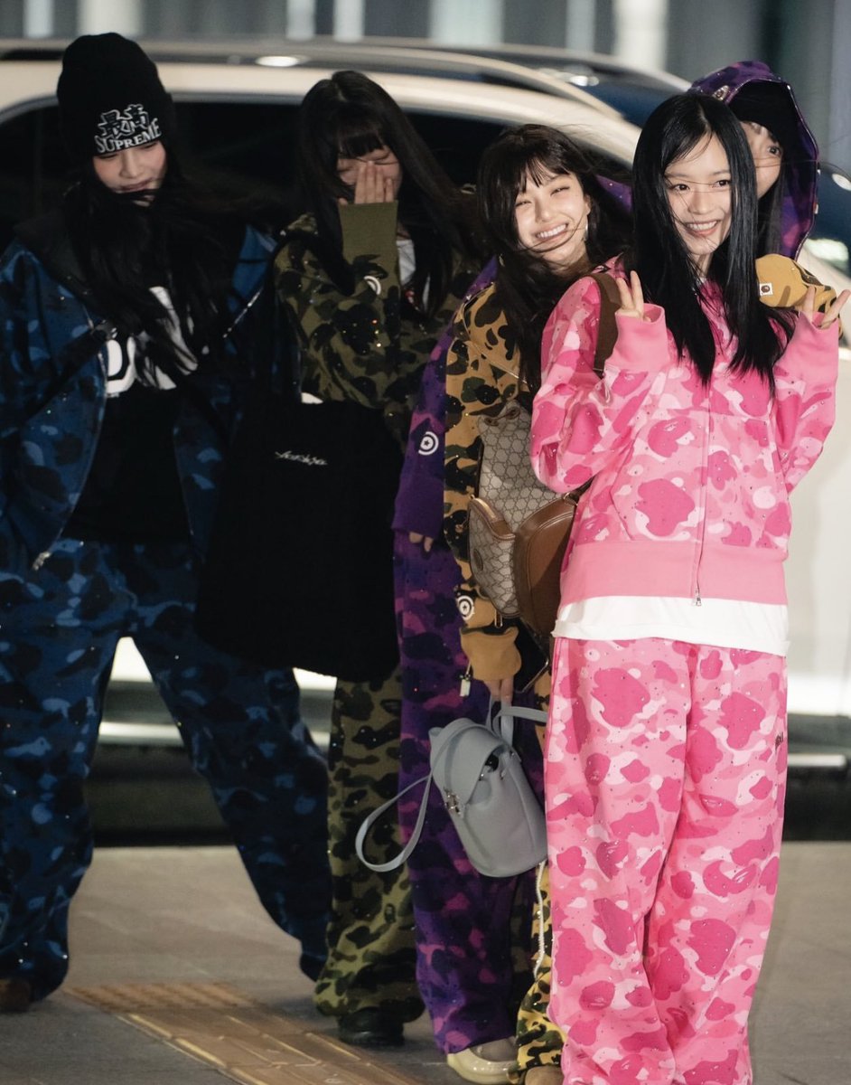 HardestFitPics's tweet image. Newjeans wearing full BAPE