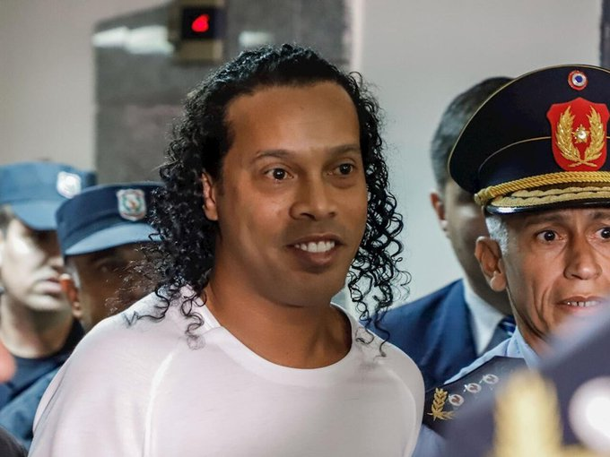 FootballTalkHQ's tweet image. 🗣️ Ronaldinho on his experience in prison:

"I thought they were going to hit me and do all the terrible things that usually happen in prison. But instead, they called the guards to organize soccer matches and asked me to do some tricks to entertain them.

The morning after my…