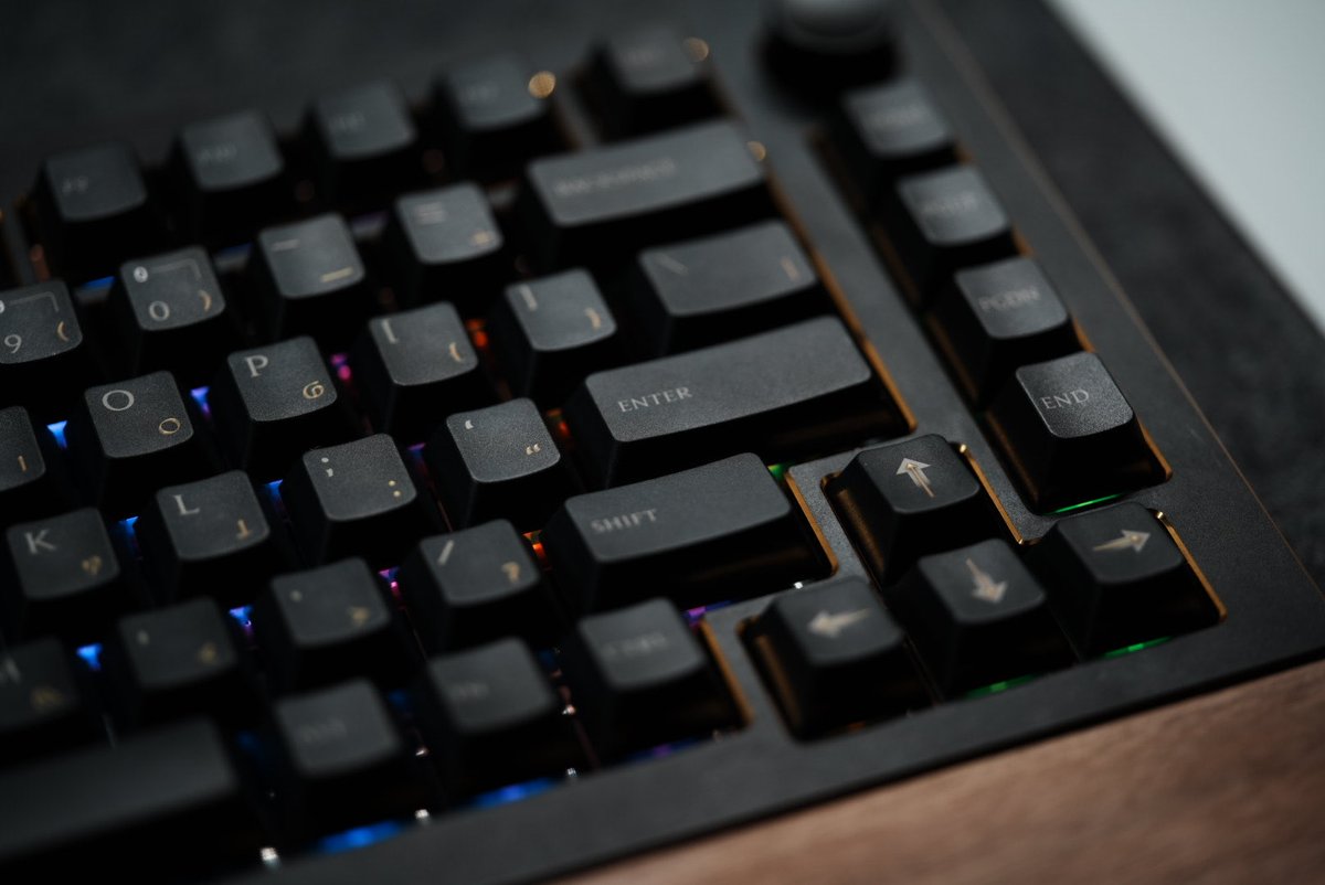 silvell's tweet photo. EPOMAKER Tide75をベースにして、FF14とNovelkeysのコラボキーキャップに入れ替えてみたけど、元筐体のゴールドのエッジが良い感じにマッチしてて良い感じ…！！
キースイッチもEPOMAKER ZebraからHMX Suger Rushに変えてやや重めの押下圧に。
#FF14 #FFXIV #Novelkeys https://t.co/6iZSO3uKyx