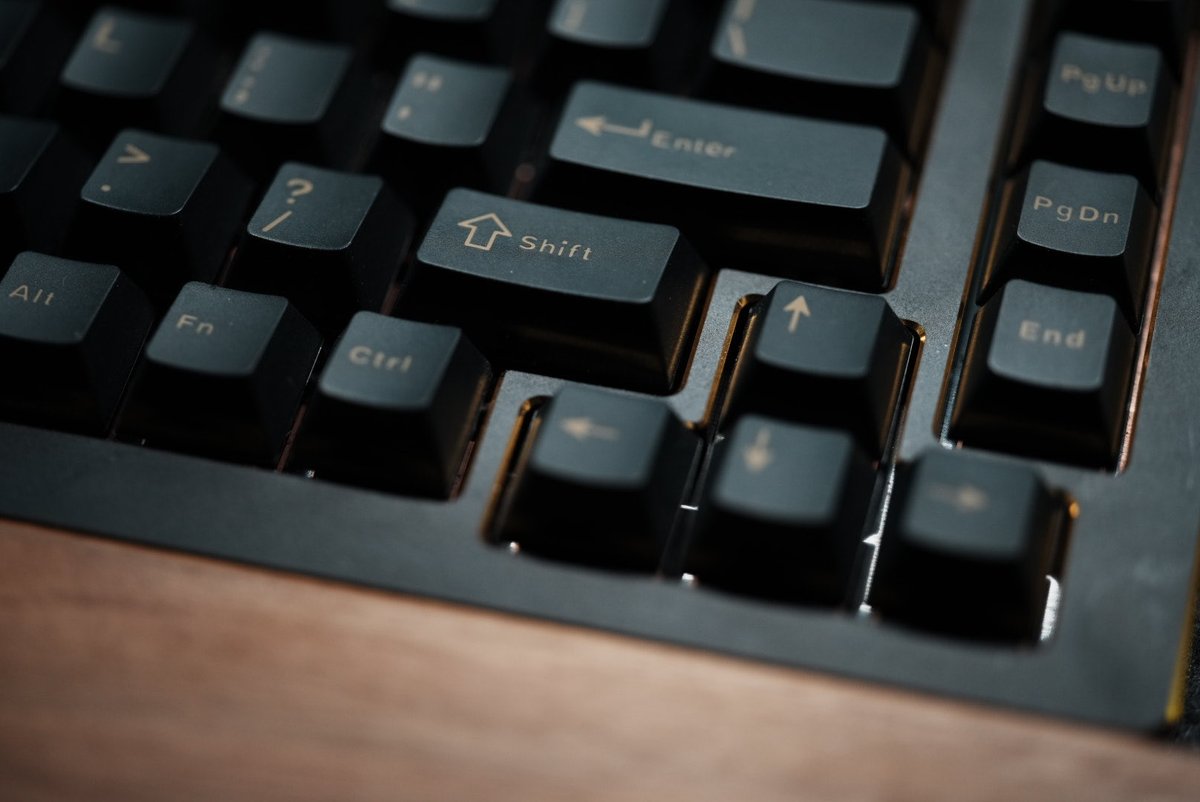 silvell's tweet photo. EPOMAKER Tide75をベースにして、FF14とNovelkeysのコラボキーキャップに入れ替えてみたけど、元筐体のゴールドのエッジが良い感じにマッチしてて良い感じ…！！
キースイッチもEPOMAKER ZebraからHMX Suger Rushに変えてやや重めの押下圧に。
#FF14 #FFXIV #Novelkeys https://t.co/6iZSO3uKyx