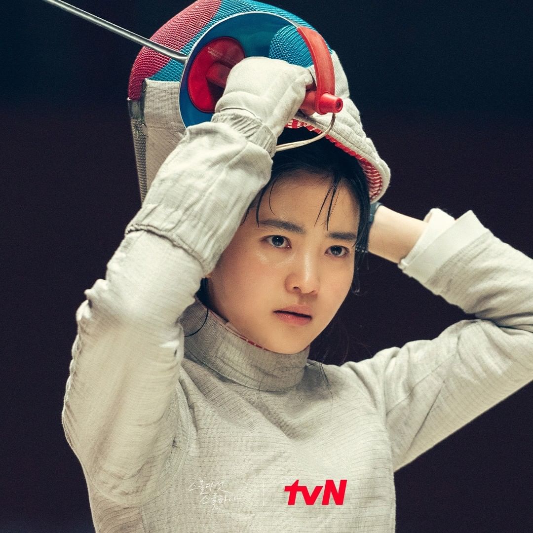 taeri_yeosin's tweet image. 25 years ago, Na Heedo from Korea met Julia Go (Yurim) from Russia in 2001 Madrid Olympics final fencing match. After the match end, they're taking off their fencing helmets, with their faces soaked in sweat and tears, approach each other, hugging each other, and bursting into…