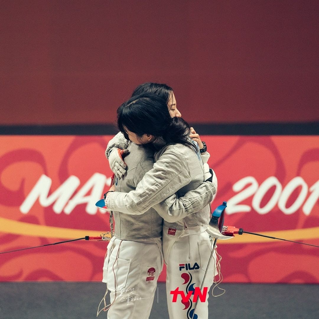 taeri_yeosin's tweet image. 25 years ago, Na Heedo from Korea met Julia Go (Yurim) from Russia in 2001 Madrid Olympics final fencing match. After the match end, they're taking off their fencing helmets, with their faces soaked in sweat and tears, approach each other, hugging each other, and bursting into…