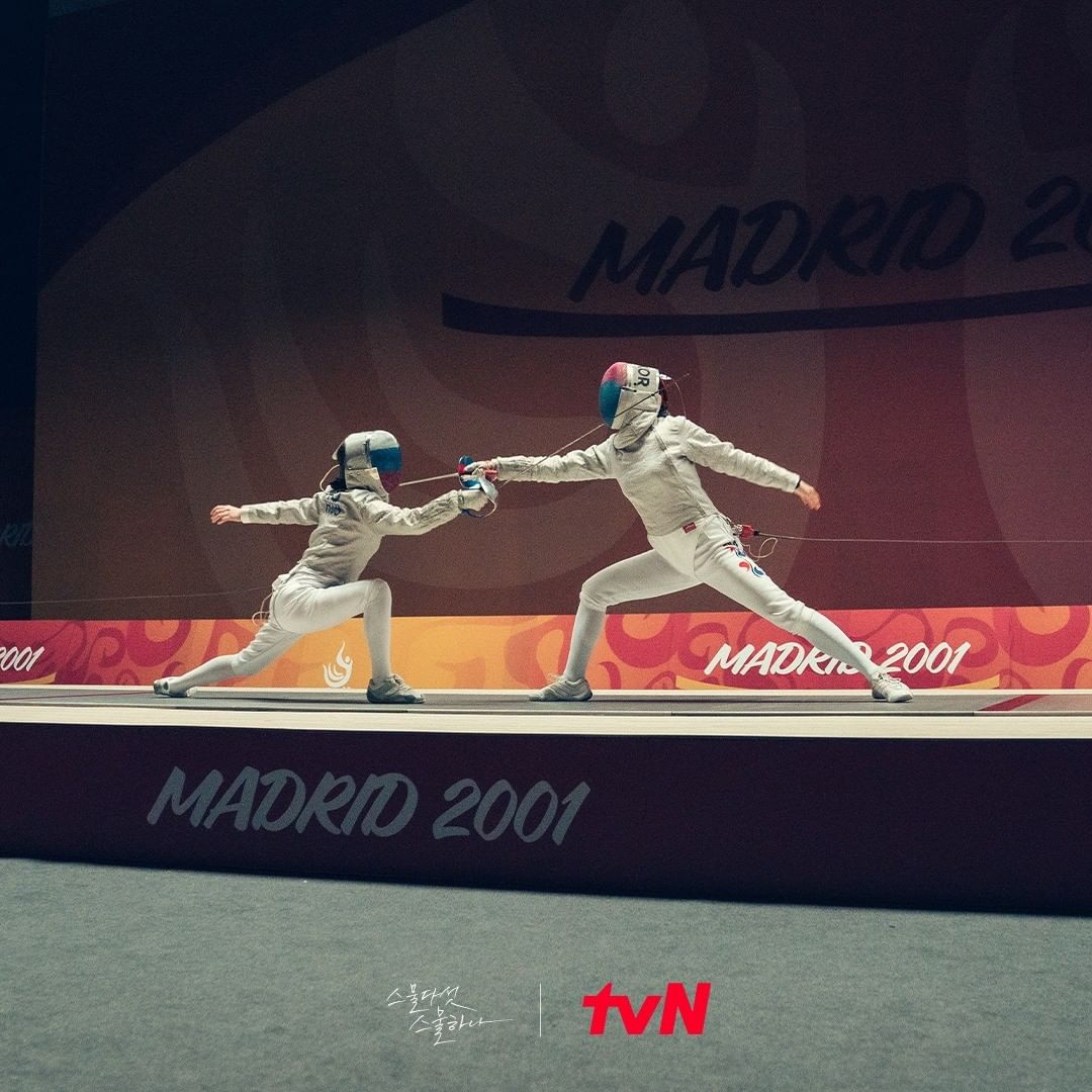 taeri_yeosin's tweet image. 25 years ago, Na Heedo from Korea met Julia Go (Yurim) from Russia in 2001 Madrid Olympics final fencing match. After the match end, they're taking off their fencing helmets, with their faces soaked in sweat and tears, approach each other, hugging each other, and bursting into…