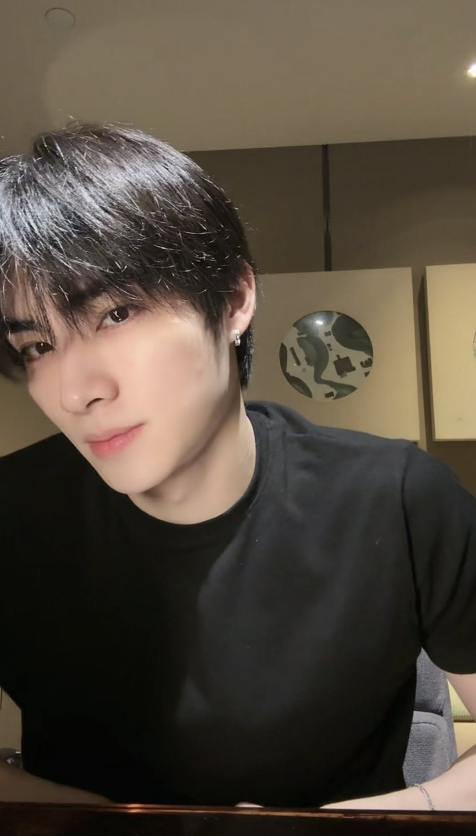 99cantonese99's tweet image. 나 이 사진 보고 너무 청순해서 친구들한테 더쥔이 너무 청초한 두부 같어♡ 이랬는데
눈썹만 봐도 더운데 뭔소리 하냐고 함.... 
웨이션 좋아한 뒤로 객관적으로 아랍 판단이 불가하게 됨..