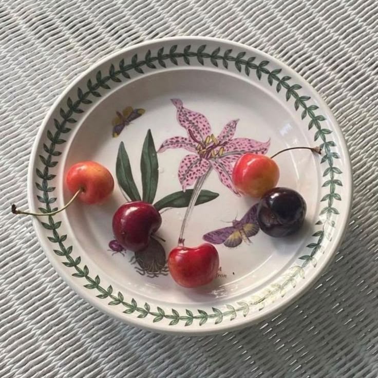 sieum's tweet image. soft echoes of a daydream.. 🧶🍒📖