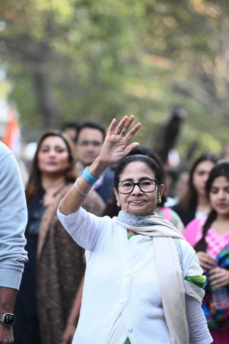 AITCofficial's tweet photo. Today, Bengal showed the streets what its roar truly sounds like. Row after row, people poured out in numbers that left no room for doubt.

Answering the call of Hon’ble Chairperson Smt. @mamataofficial, ordinary citizens stepped forward to give a fitting reply to every Bangla-Birodhi conspiracy. No amount of intimidation or agency-driven tactics can break this resolve.

Jotoi Koro Hamla,
#AbarJitbeBangla!