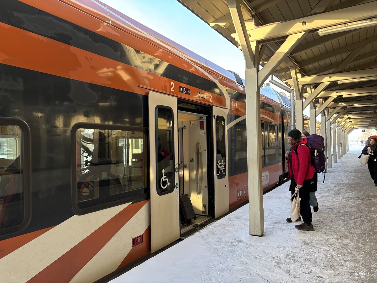 pneumannberlin's tweet photo. Wieder grenzüberschreitend möglich: eine Bahnreise von Estland nach Lettland, Litauen und Polen. Ein Teil von Europa, für den viele Deutsche nicht mal ein Wimpernzucken übrig hätten, wenn der Nachbar ihn sich wie schon mehrmals wieder einverleiben würde. #Elron #Vivi #LTG #PKP https://t.co/pf85ONPz7R