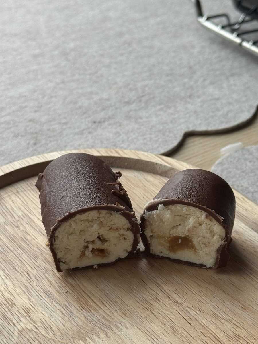 may_be_yosha's tweet image. я сделала домашние сырки. 

Они получились идеальными. Это мой первый опыт темперирования шоколада! И мой первый опыт готовки сырков.