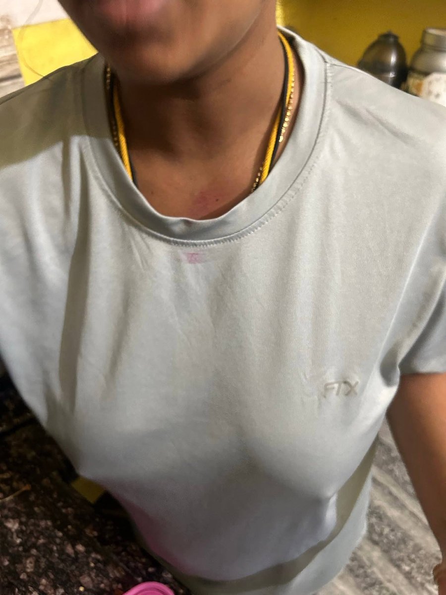 shitmindtalk's tweet image. டாய் டெலிவரி பாய், நீ கரெக்டா நா டிரஸ் அவுத்து போட்டு குளிக்க போற அப்போ வரியேட, 

அவசரமா t-shirt போட்டு போன குறுகுறுனு காம்ப பாக்குறான்.