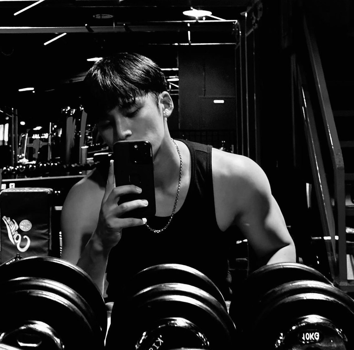mingyutese's tweet image. mingyu gym mirror selcas ftw