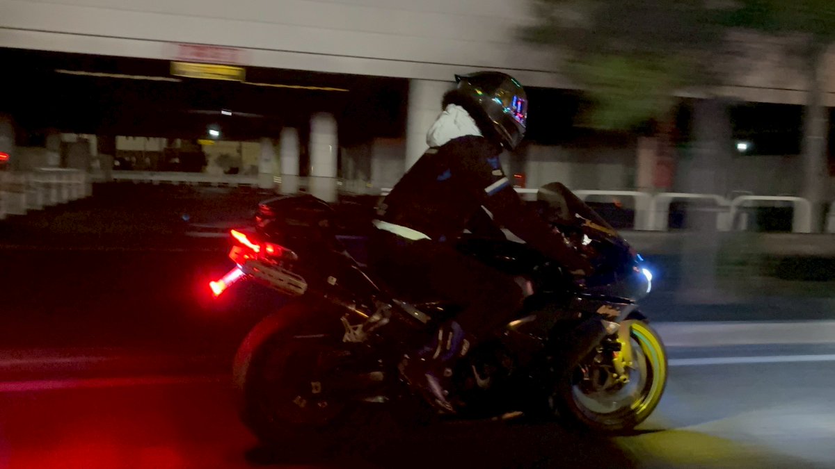 GlockVsr's tweet photo. 昨日しれっとナイツー行ってた🤪
撮って貰った😘

あれ？
バイクが小さく見える、、、ｗ

#ナイツー #ZX10R https://t.co/G2n8F5h6Fi