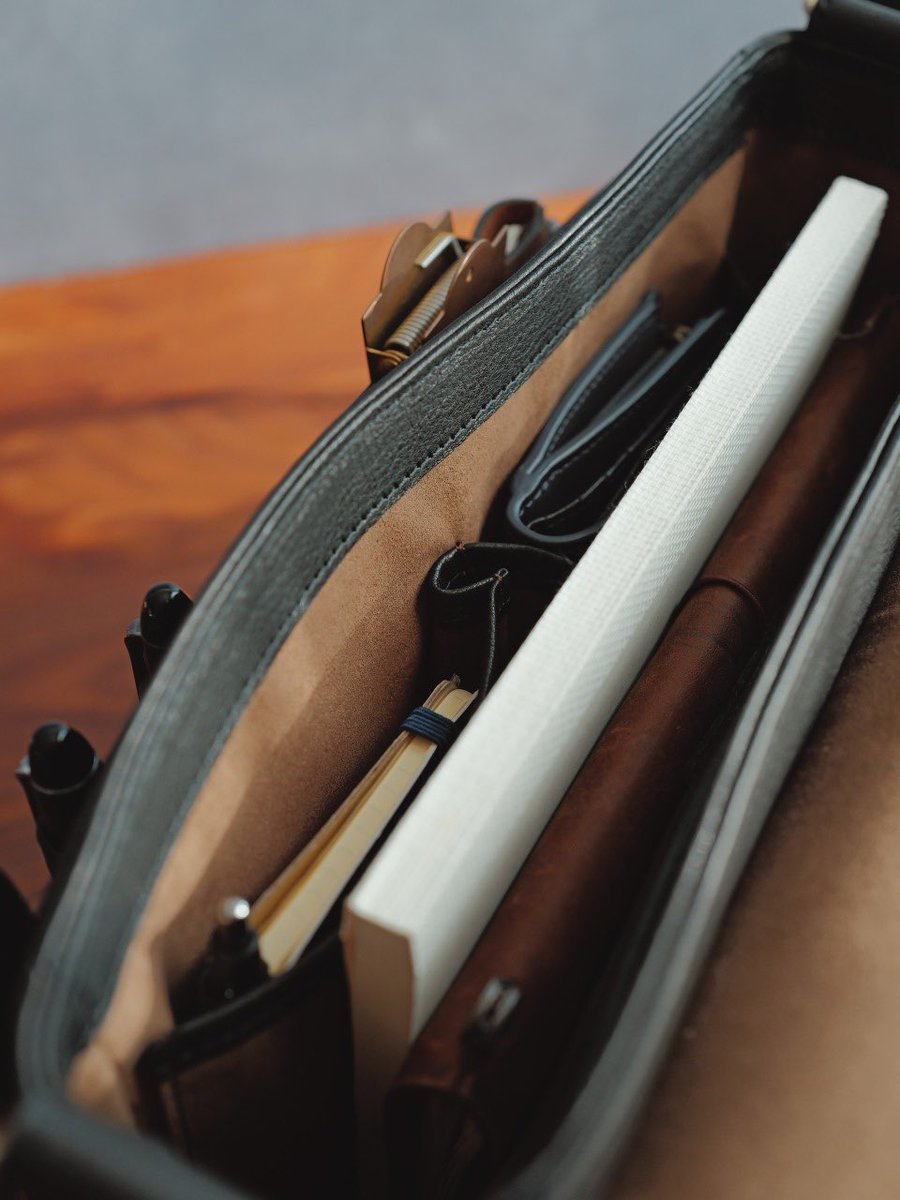 andliebe_jp's tweet image. ずっと試作を重ねてきた「文具ショルダー」
最終サンプルが、ついに完成しました。

目指したのは、ただのバッグじゃなくて
“持ち歩ける文具好きの書斎”。

特に大切にしたのはこの3つ👇
・万年筆を傷つけずに持ち歩けること
・使うたびに気分が上がること
・必要な文具が迷子にならないこと…