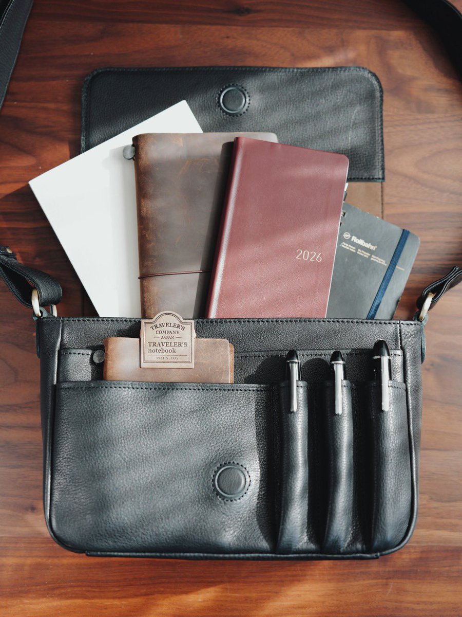 andliebe_jp's tweet image. ずっと試作を重ねてきた「文具ショルダー」
最終サンプルが、ついに完成しました。

目指したのは、ただのバッグじゃなくて
“持ち歩ける文具好きの書斎”。

特に大切にしたのはこの3つ👇
・万年筆を傷つけずに持ち歩けること
・使うたびに気分が上がること
・必要な文具が迷子にならないこと…