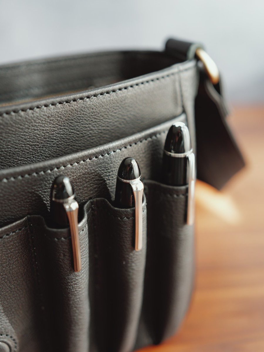 andliebe_jp's tweet image. ずっと試作を重ねてきた「文具ショルダー」
最終サンプルが、ついに完成しました。

目指したのは、ただのバッグじゃなくて
“持ち歩ける文具好きの書斎”。

特に大切にしたのはこの3つ👇
・万年筆を傷つけずに持ち歩けること
・使うたびに気分が上がること
・必要な文具が迷子にならないこと…