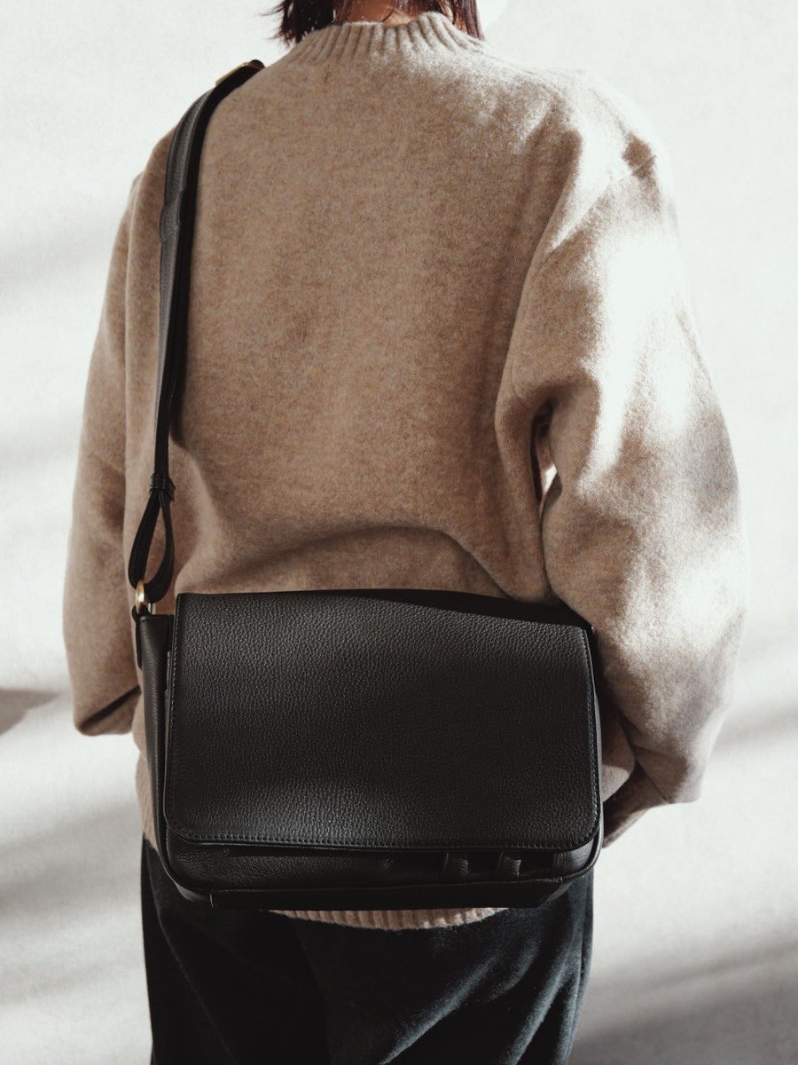 andliebe_jp's tweet image. ずっと試作を重ねてきた「文具ショルダー」
最終サンプルが、ついに完成しました。

目指したのは、ただのバッグじゃなくて
“持ち歩ける文具好きの書斎”。

特に大切にしたのはこの3つ👇
・万年筆を傷つけずに持ち歩けること
・使うたびに気分が上がること
・必要な文具が迷子にならないこと…