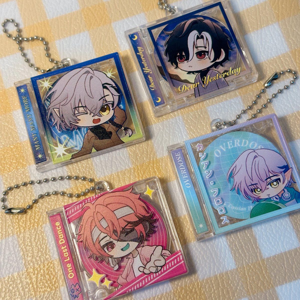 smolmouche's tweet image. CD charms !! 💿

place the charm near your phone and it’ll open the yt link of the song ☝🏻🤓 

#cassthetic #bobrosco #lunography