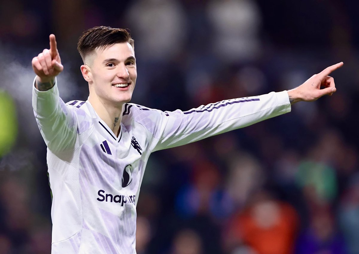 chichaa_14's tweet image. ไม่ได้เชียร์บอลเพราะนักบอลหล่อ แต่นักบอลหล่อมันดันอยู่ทีมที่เราเชียร์น่ะสิ 😝😍❤️🤏