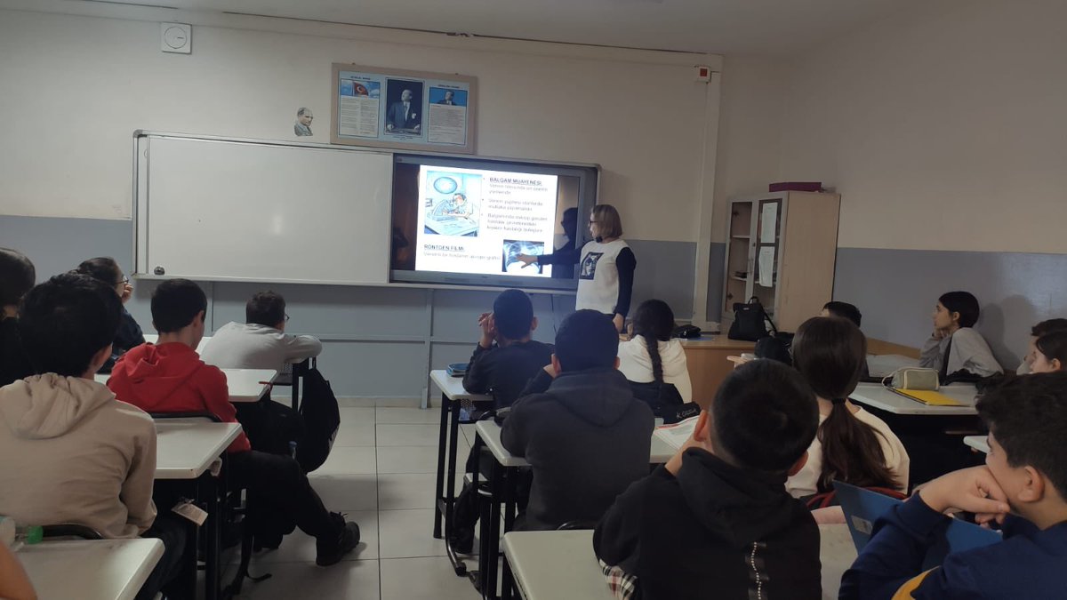 Cumhuriyet Ortaokulu 8. sınıf öğrencilerine 79. Verem Eğitim ve Farkındalık Haftası kapsamında tüberküloz ve solunum yoluyla bulaşan hastalıklardan korunma yolları anlatıldı.Genç Akademisi programı kapsamında ergenlik, kişisel hijyen ve dijital sağlık konularında eğitim verildi.