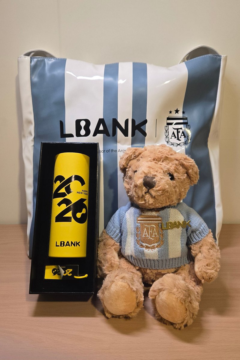 收到 #Lbank × 梅西周邊啦！聯名袋子有阿根廷國家隊的感覺 ⚽️ 背帶內側是親膚材質，背提兩用超棒。由內而外都防水，上面有拉鏈裡面有暗袋，很用心在做周邊，必須給一個讚！

黃色是籤桶，雖然電報可以用機器人抽獎，不過偶爾實體抽獎也是不錯的。我打算做幾張籤，不知道買還是賣就抽籤，希望