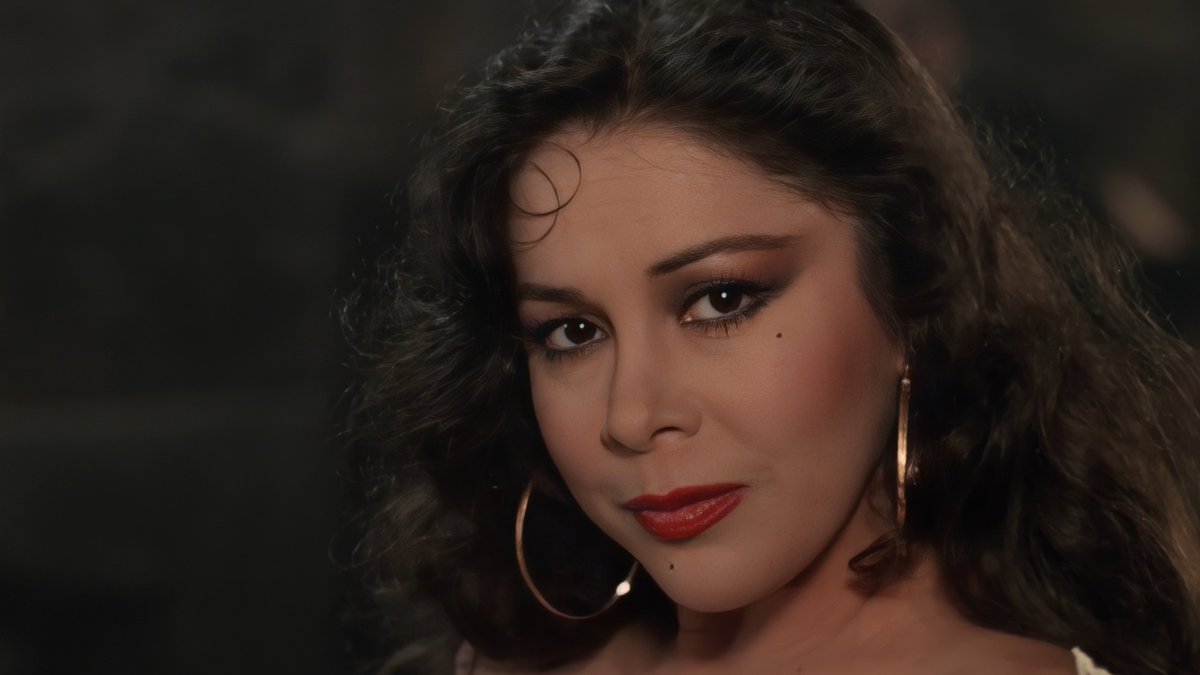 💃Las folclóricas conquistaron la gran pantalla y ayudaron a construir el imaginario cultural del siglo XX en España.

Con motivo del estreno de 'Yo soy ésa' y 'El día que nací yo', películas de Isabel Pantoja, rendimos homenaje al género con la colección “Nuestras folclóricas”.