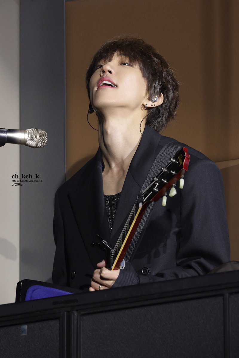 251214 어딘가 3일차 #이승윤

삐뚜루 공주 됐다고 했을 때 비웃을만 했다..