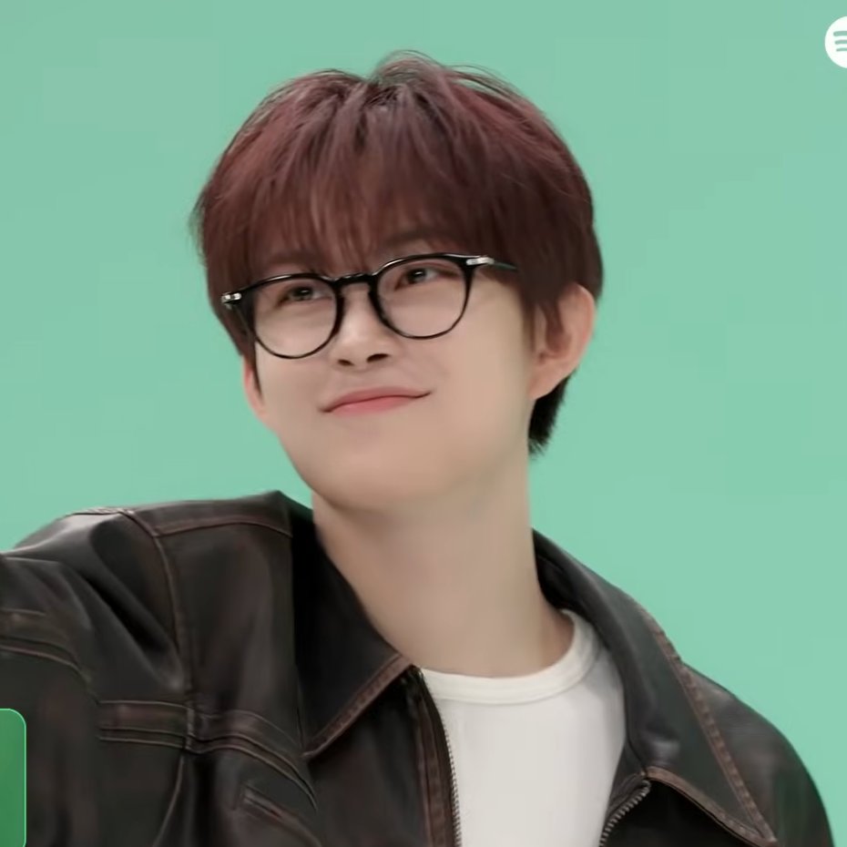 namkimz7's tweet image. WORLD PAUSE HE FINALLY PUT THE GLASSES ON