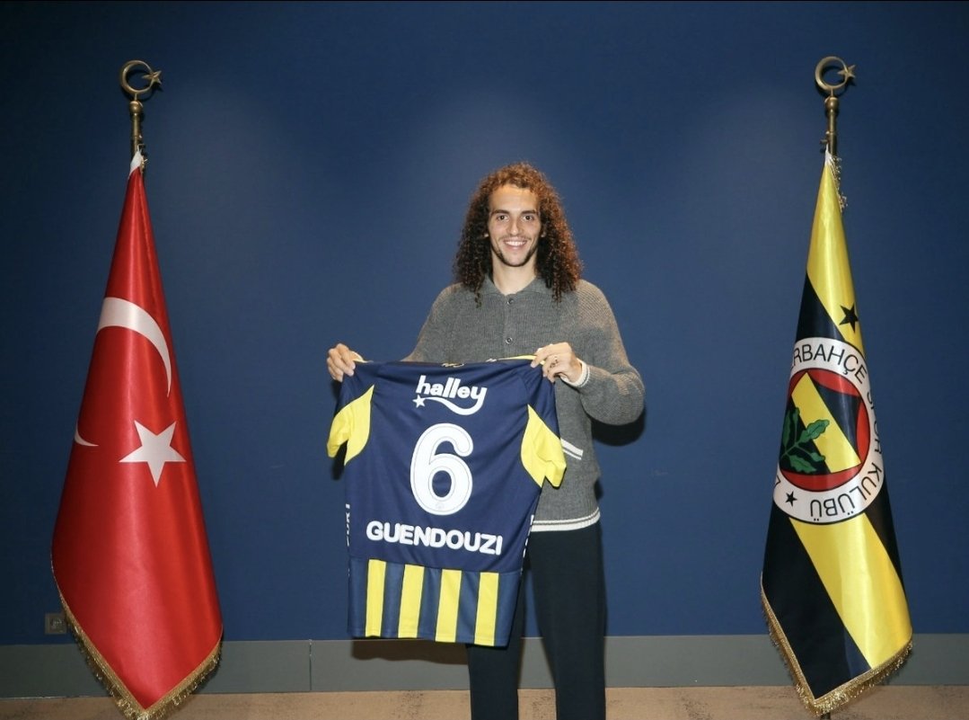 Le Guerrier (Savaşçı)

Guendouzi önemli bir oyuncu çünkü sahada sorumluluk alan bir orta saha. Top ayağına geldiğinde saklanan, geri kaçan bir adam değil. Oyunu ileri taşıyan, baskı altındayken bile çözüm üreten bir profil. Fenerbahçe gibi önde basmak isteyen, rakibi boğmak
