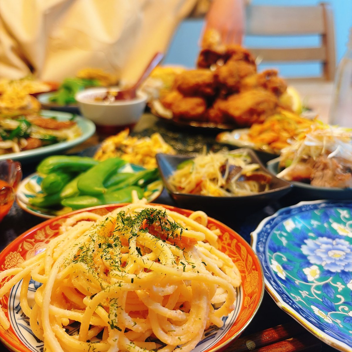 0446Scandal's tweet photo. 今日はハイボールに合う料理を作りました！
油淋鶏、レバニラ、キムチメンマ、サラダ軍艦頭、牛すじポン酢、春雨サラダ、スナップエンドウ、明太子パスタ、サーモンユッケ、餅巾着、焼売、厚揚げ餅明太マヨチーズ焼き。
#おうちごはん  #手作りご飯  #子供ご飯 https://t.co/DuvnA84Yzf