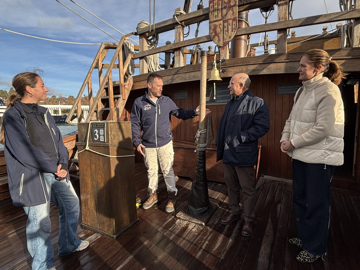 malagaport's tweet photo. ⚓️ El Puerto de Málaga ha recibido por primera vez a la #NaoSantaMaría, réplica del navío capitana con el que Cristóbal Colón llegó a América en 1492.
📍 Desde hoy hasta el 25 de enero, esta embarcación histórica podrá visitarse en #Muelle1.
#puertodemalaga #malagaport https://t.co/pnRFBlnePW