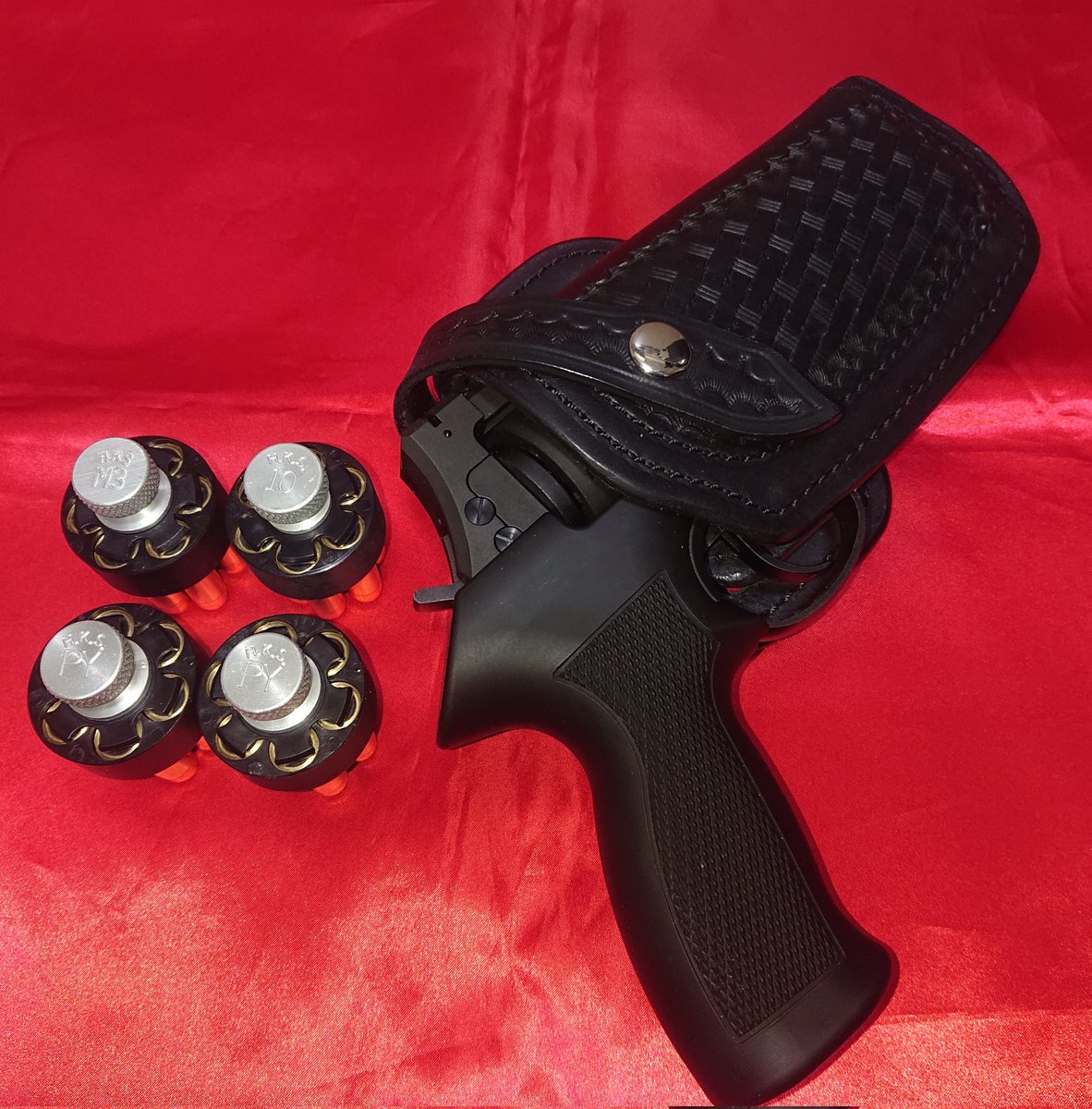 guyverzero1973's tweet image. マルシンマテバで競技に出てみよう
PPSに出れる最低限揃いました
マテバにはHKSスピードローダーはPY-AかMK.3-Aが合いそうです(それでも半分しか入りません)
10-Aはカートの間隔が狭くちょっとキツイです
15cmのPPSならギリギリ行けそう
ライブカートで4inchはネタとして最高だと思う