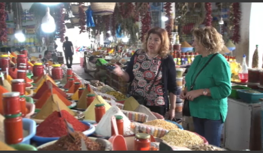 Oggi 11.30 <a href="/RaiTre/">Rai3</a> 

NEL CUORE DI NABEUL <a href="/luciabasso2/">Lucia Basso</a> 

Ritorniamo ni #Tunisia: nel suk di #Nabeul la preparazione del #couscous è l’occasione per scoprire sapori, colori e tradizioni. Accompagnati da una guida particolare.

tinyurl.com/29w27nes

<a href="/TgrRai/">Tgr Rai</a> <a href="/RaiNews/">RaiNews</a>