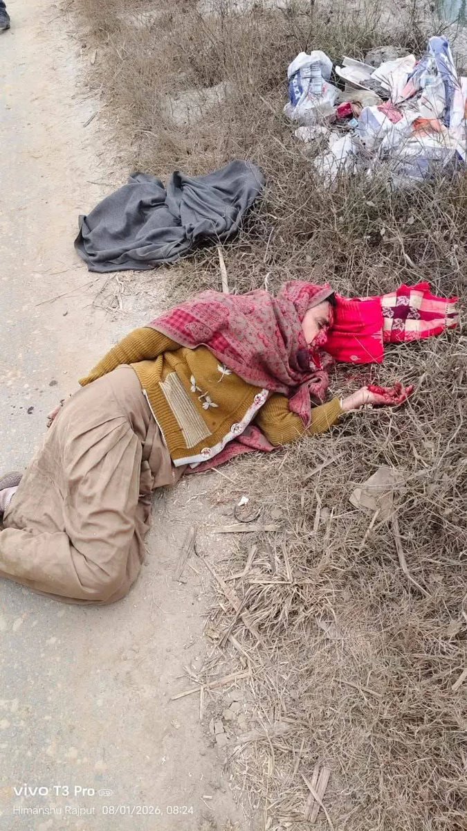 मेरठ में अपनी बेटी की आबरू बचाने निकली एक माँ को गाँव के दबंगों ने सरेआम गंडासे से काट डाला और उसकी मासूम बेटी को भेड़ियों की तरह घसीटकर ले गए।

 उस माँ की अस्पताल में मौत हो गई उस सिस्टम पर धिक्कार है, जहाँ 'बेटी बचाओ' का नारा इन दरिंदों के गंडासे के आगे ढेर हो गया।