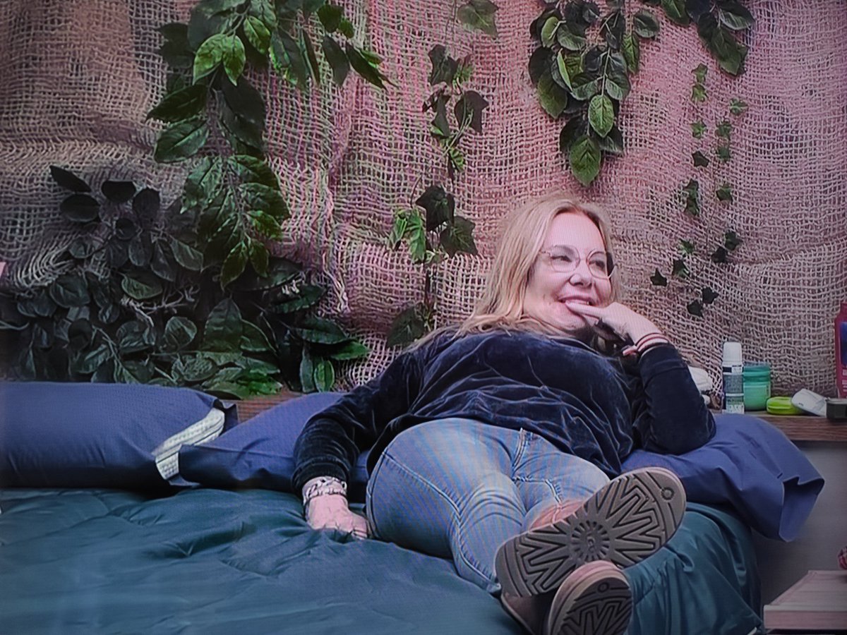 FanaticaGH7's tweet image. Las caras de Belén cuando Sonia ha dicho que las gafas sirven para drenar. #GHDuo9E