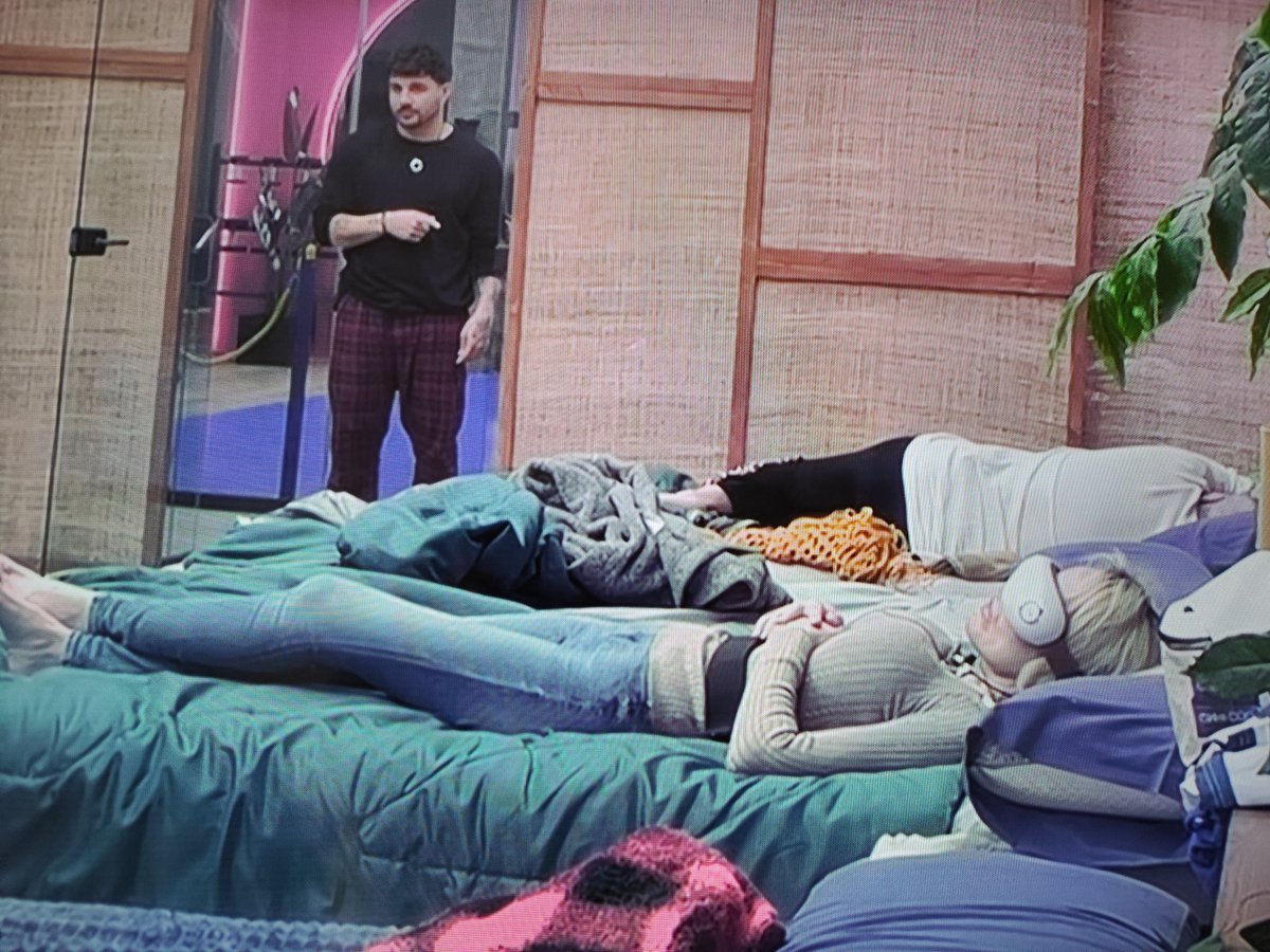 FanaticaGH7's tweet image. Las caras de Belén cuando Sonia ha dicho que las gafas sirven para drenar. #GHDuo9E