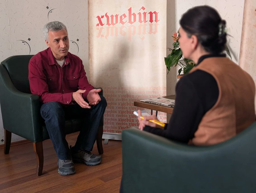 "Em der barê konferansa navneteweyî, li ser fikrên Rêberê Gelê Kurd Abdullah Ocalan ên nûjenkirina sosyalîzmê, sosyalîzma reel û marksîzmê bi Alî Haydar Elyakût ê ku 32 salan di zindanê de ma re axivîn."

@AliHaydarElyakut
<a href="/beritanelykt/">Beritan Elyakut</a>